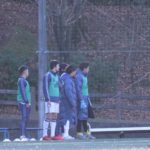 試合に出ていない選手も試合を見守ります。